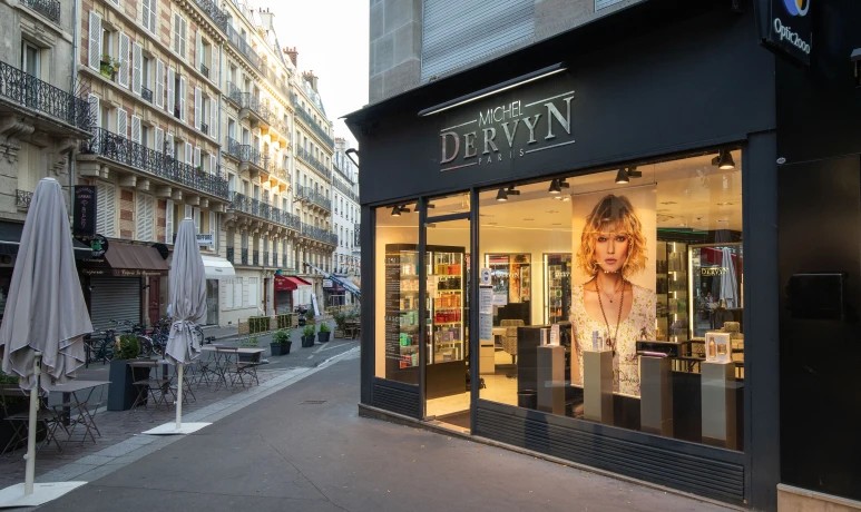 La Fayette Coiffure, créée en 1976 par Michel Dervyn, essentiellement connu à travers ses enseignes Michel Dervyn, Shampoo et Le Barbier, compte 109 salons et près de 900 salariés.